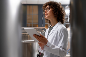 formation-controle-qualité femme réalisant un contrôle qualité alimentaire