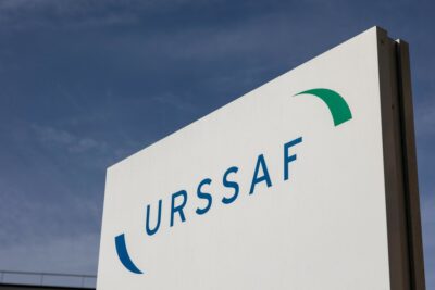 sasu-urssaf femme réalisant un contrôle qualité alimentaire